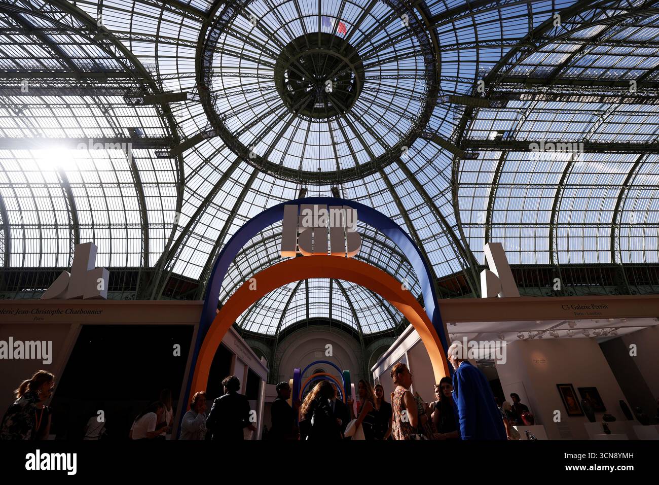 Paris, France. 19 septembre 2025. Le logo de FAB Paris est visible au Grand Palais, Paris, France, 19 septembre 2025. FAB Paris ouvre ses portes au public du 20 au 24 septembre, réunissant près de 100 exposants de renommée internationale. Crédit : Gao Jing/Xinhua/Alamy Live News Banque D'Images