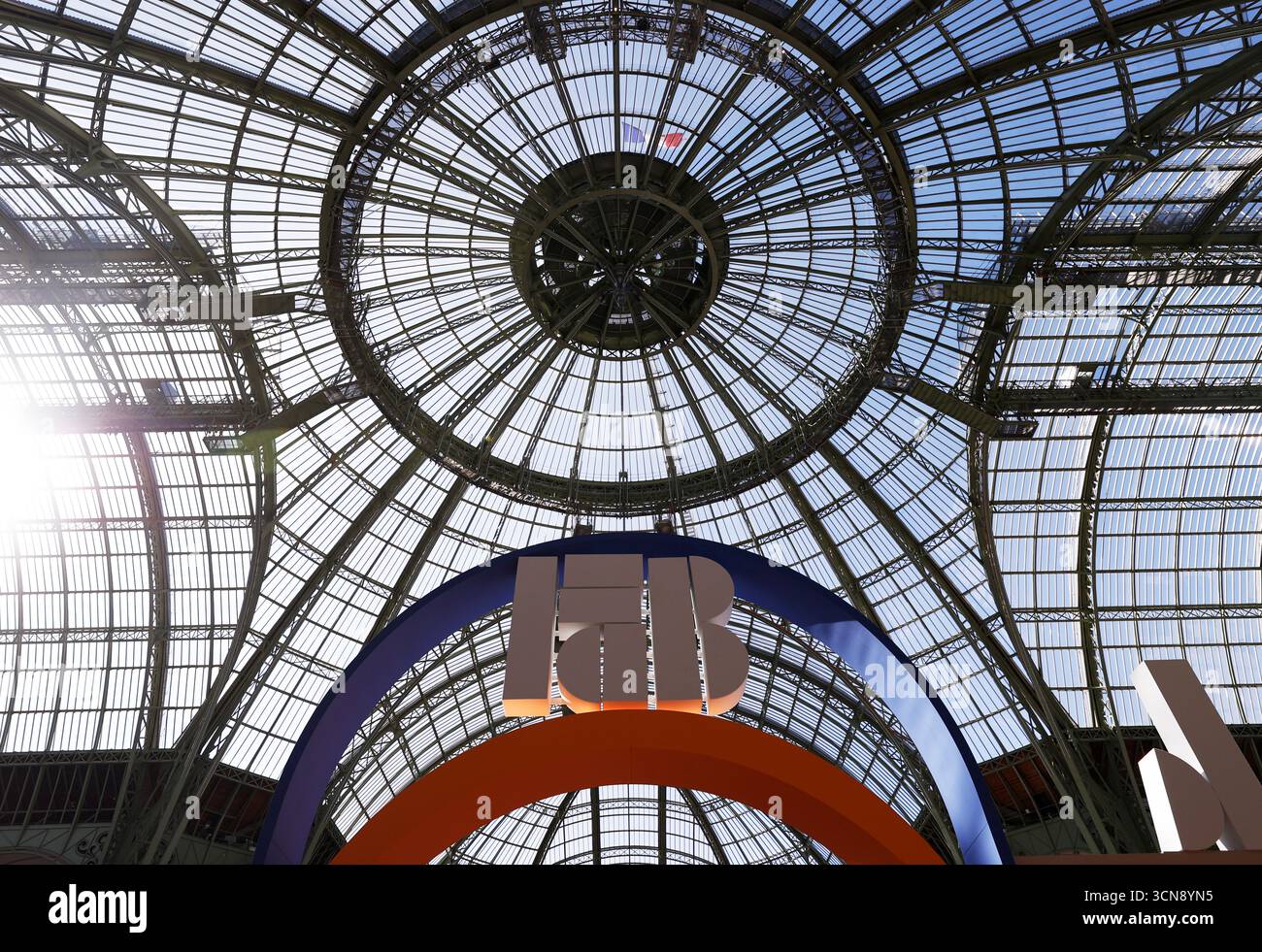 Paris, France. 19 septembre 2025. Le logo de FAB Paris est visible au Grand Palais, Paris, France, 19 septembre 2025. FAB Paris ouvre ses portes au public du 20 au 24 septembre, réunissant près de 100 exposants de renommée internationale. Crédit : Gao Jing/Xinhua/Alamy Live News Banque D'Images