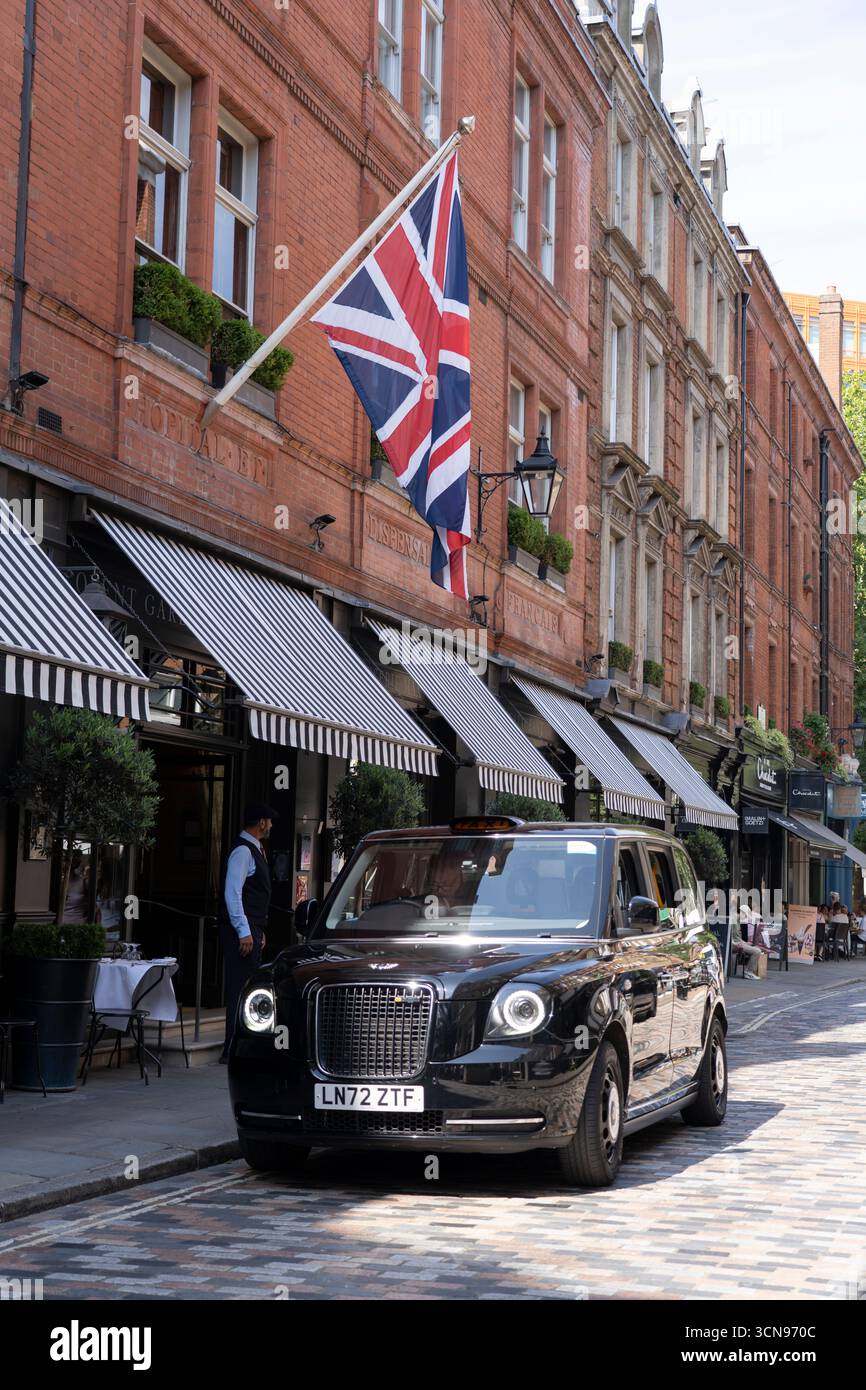 Taxi noir, Monmouth Street, quartier Seven Dials, Covent Garden, Londres, Angleterre, Royaume-Uni Banque D'Images