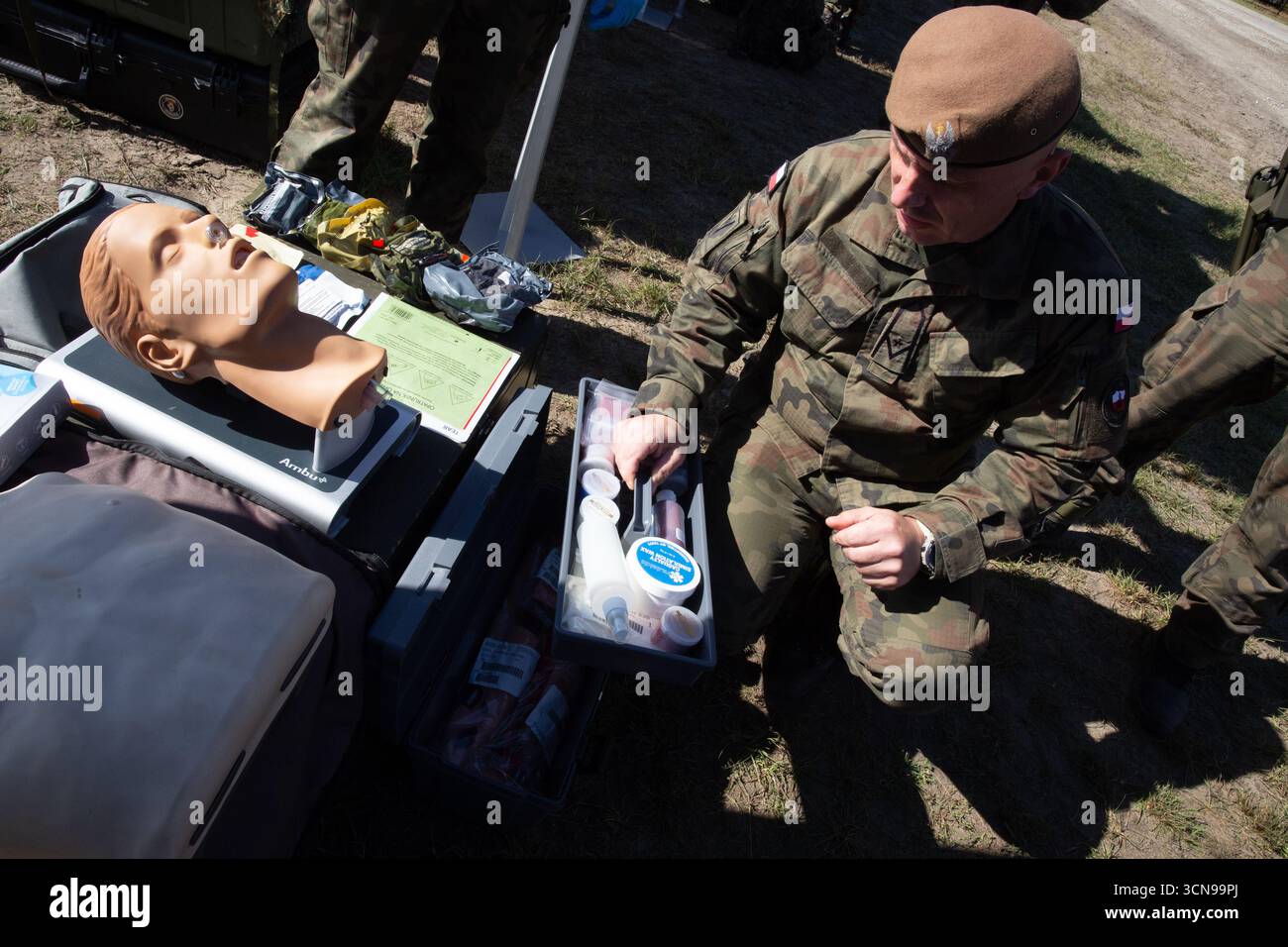Un soldat d'infanterie polonais des Forces de défense territoriale s'exerce à fournir une aide médicale lors de la journée médiatique Iron Defender 25. L'exercice Iron Defender 25 est l'événement d'entraînement le plus important et le plus important planifié par et pour les Forces armées polonaises en 2025. Il s'agit d'une série d'exercices défensifs menés sur terre, dans les airs et sur l'eau par les forces terrestres, aériennes, navales, spéciales et territoriales de défense. Trente mille soldats et 600 pièces d'équipement des forces armées polonaises et des alliés de l'OTAN y participent. Banque D'Images Un soldat d'infanterie polonais des Forces de défense territoriale s'exerce à fournir une aide médicale lors de la journée médiatique Iron Defender 25. L'exercice Iron Defender 25 est l'événement d'entraînement le plus important et le plus important planifié par et pour les Forces armées polonaises en 2025. Il s'agit d'une série d'exercices défensifs menés sur terre, dans les airs et sur l'eau par les forces terrestres, aériennes, navales, spéciales et territoriales de défense. Trente mille soldats et 600 pièces d'équipement des forces armées polonaises et des alliés de l'OTAN y participent. Banque D'Images