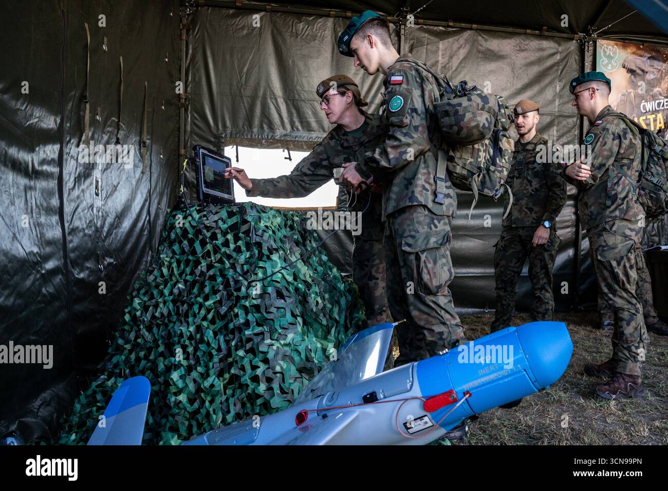 Les soldats d'infanterie polonais des Forces de défense territoriale s'entraînent avec la munition Warmate Loitering lors de la journée médiatique Iron Defender 25.L'exercice Iron Defender 25 est l'événement d'entraînement le plus important et le plus important planifié par et pour les Forces armées polonaises en 2025. Il s'agit d'une série d'exercices défensifs menés sur terre, dans les airs et sur l'eau par les forces terrestres, aériennes, navales, spéciales et territoriales de défense. Trente mille soldats et 600 pièces d'équipement des forces armées polonaises et des alliés de l'OTAN y participent. Banque D'Images Les soldats d'infanterie polonais des Forces de défense territoriale s'entraînent avec la munition Warmate Loitering lors de la journée médiatique Iron Defender 25.L'exercice Iron Defender 25 est l'événement d'entraînement le plus important et le plus important planifié par et pour les Forces armées polonaises en 2025. Il s'agit d'une série d'exercices défensifs menés sur terre, dans les airs et sur l'eau par les forces terrestres, aériennes, navales, spéciales et territoriales de défense. Trente mille soldats et 600 pièces d'équipement des forces armées polonaises et des alliés de l'OTAN y participent. Banque D'Images