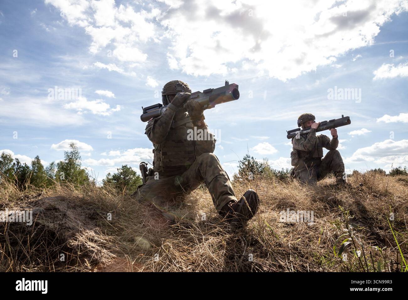 Les soldats d'infanterie polonais des Forces de défense territoriale s'entraînent au tir réel avec LA LOI M72, une arme antichar portable non guidée pour une attaque surprise lors de la journée médiatique Iron Defender 25.L'exercice Iron Defender 25 est l'événement d'entraînement le plus important et le plus important planifié par et pour les Forces armées polonaises en 2025. Il s'agit d'une série d'exercices défensifs menés sur terre, dans les airs et sur l'eau par les forces terrestres, aériennes, navales, spéciales et territoriales de défense. Trente mille soldats et 600 pièces d'équipement des forces armées polonaises et des alliés de l'OTAN y participent Banque D'Images Les soldats d'infanterie polonais des Forces de défense territoriale s'entraînent au tir réel avec LA LOI M72, une arme antichar portable non guidée pour une attaque surprise lors de la journée médiatique Iron Defender 25.L'exercice Iron Defender 25 est l'événement d'entraînement le plus important et le plus important planifié par et pour les Forces armées polonaises en 2025. Il s'agit d'une série d'exercices défensifs menés sur terre, dans les airs et sur l'eau par les forces terrestres, aériennes, navales, spéciales et territoriales de défense. Trente mille soldats et 600 pièces d'équipement des forces armées polonaises et des alliés de l'OTAN y participent Banque D'Images