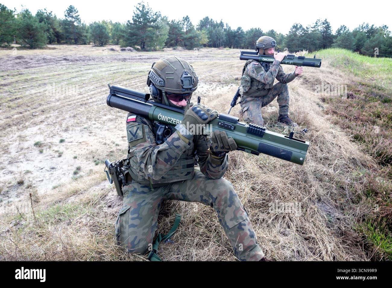 Les soldats d'infanterie polonais des Forces de défense territoriale s'entraînent au tir réel avec la LOI M72, une arme antichar portable non guidée pour une attaque surprise lors de la journée médiatique Iron Defender 25. L'exercice Iron Defender 25 est l'événement d'entraînement le plus important et le plus important prévu par et pour les forces armées polonaises en 2025. Il s'agit d'une série d'exercices défensifs menés sur terre, dans les airs et sur l'eau par les forces terrestres, aériennes, navales, spéciales et territoriales de défense. Trente mille soldats et 600 pièces d'équipement des forces armées polonaises et des alliés de l'OTAN sont participati Banque D'Images Les soldats d'infanterie polonais des Forces de défense territoriale s'entraînent au tir réel avec la LOI M72, une arme antichar portable non guidée pour une attaque surprise lors de la journée médiatique Iron Defender 25. L'exercice Iron Defender 25 est l'événement d'entraînement le plus important et le plus important prévu par et pour les forces armées polonaises en 2025. Il s'agit d'une série d'exercices défensifs menés sur terre, dans les airs et sur l'eau par les forces terrestres, aériennes, navales, spéciales et territoriales de défense. Trente mille soldats et 600 pièces d'équipement des forces armées polonaises et des alliés de l'OTAN sont participati Banque D'Images