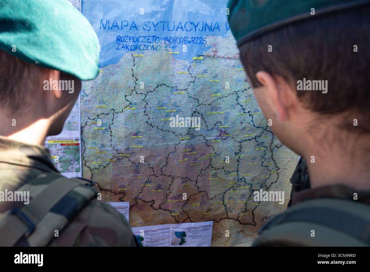 Les soldats d'infanterie polonais des Forces de défense territoriale étudient une carte tactique de la Pologne lors de la journée médiatique Iron Defender 25.L'exercice Iron Defender 25 est l'événement d'entraînement le plus important et le plus important planifié par et pour les Forces armées polonaises en 2025. Il s'agit d'une série d'exercices défensifs menés sur terre, dans les airs et sur l'eau par les forces terrestres, aériennes, navales, spéciales et territoriales de défense. Trente mille soldats et 600 pièces d'équipement des forces armées polonaises et des alliés de l'OTAN y participent. Banque D'Images Les soldats d'infanterie polonais des Forces de défense territoriale étudient une carte tactique de la Pologne lors de la journée médiatique Iron Defender 25.L'exercice Iron Defender 25 est l'événement d'entraînement le plus important et le plus important planifié par et pour les Forces armées polonaises en 2025. Il s'agit d'une série d'exercices défensifs menés sur terre, dans les airs et sur l'eau par les forces terrestres, aériennes, navales, spéciales et territoriales de défense. Trente mille soldats et 600 pièces d'équipement des forces armées polonaises et des alliés de l'OTAN y participent. Banque D'Images