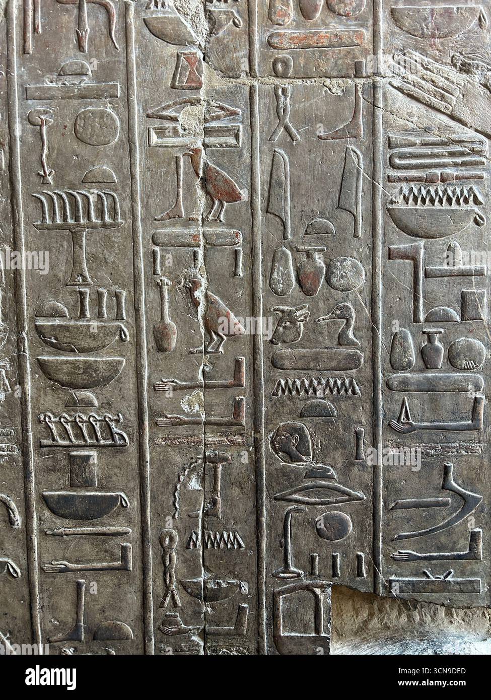 Louxor, Égypte - 11 février 2025 : gros plan d'inscriptions murales hiéroglyphiques sculptées du temple mortuaire d'Hatshepsout à Deir el-Bahari, Louxor, Égypte. Banque D'Images