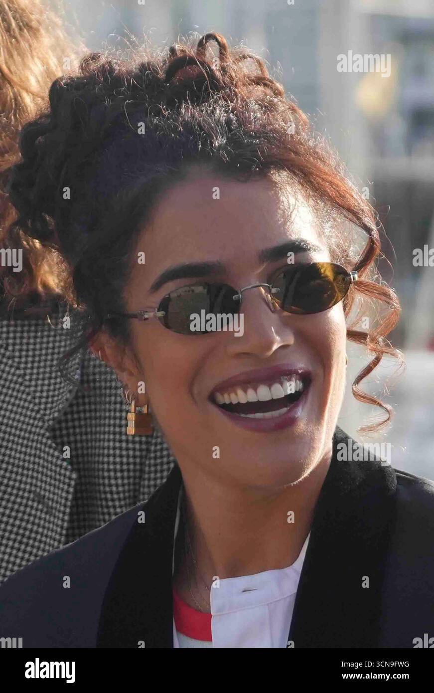 LA ROCHELLE, FRANCE - 19 SEPTEMBRE : Sabrina Ouazani assiste à l'appel photo 'Extra lucide' lors du 27e Festival de fiction de la Rochelle le 19 septembre 2025 à la Rochelle, France. Laurent Lairys / PSNEWZ Banque D'Images