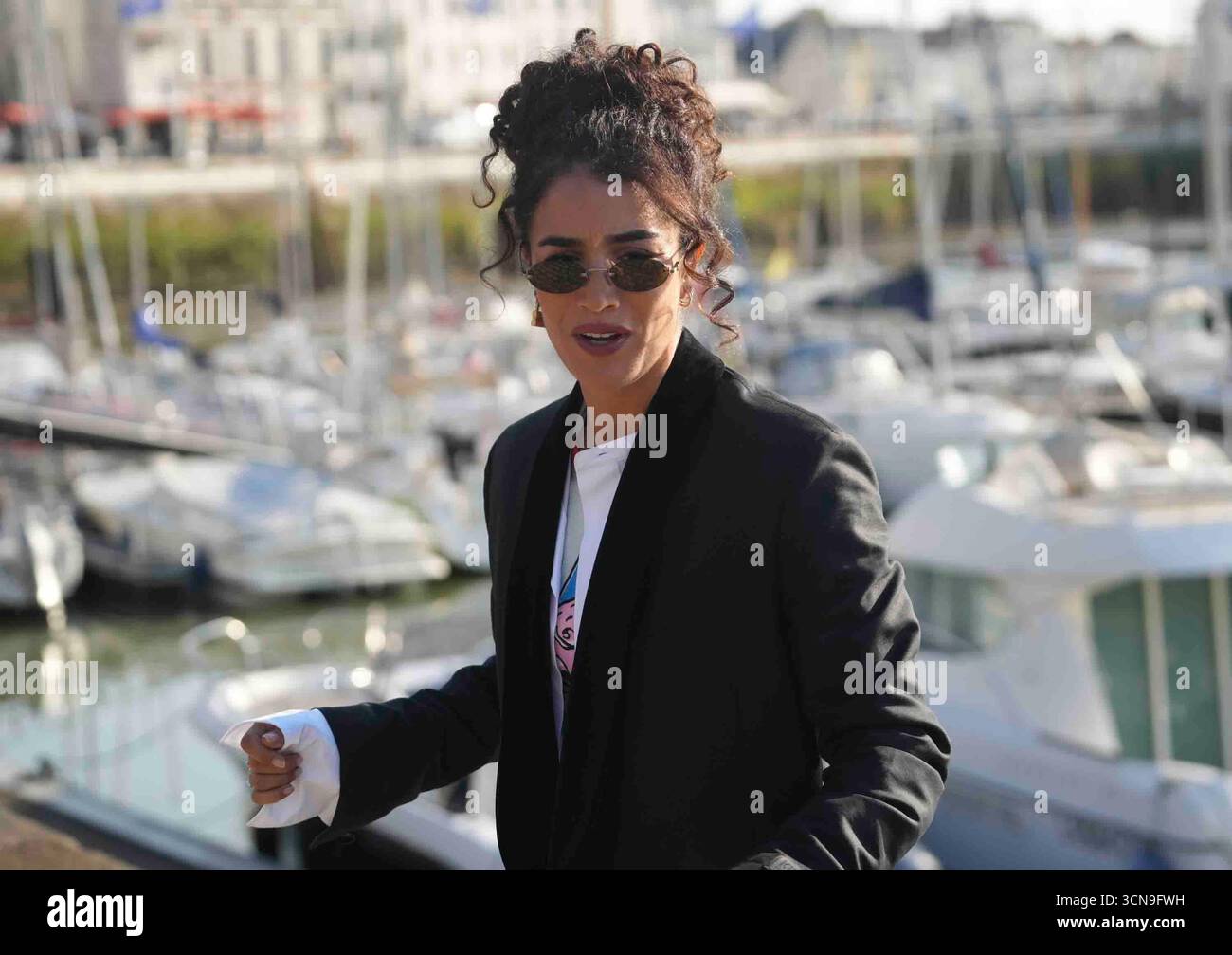 LA ROCHELLE, FRANCE - 19 SEPTEMBRE : Sabrina Ouazani assiste à l'appel photo 'Extra lucide' lors du 27e Festival de fiction de la Rochelle le 19 septembre 2025 à la Rochelle, France. Laurent Lairys / PSNEWZ Banque D'Images
