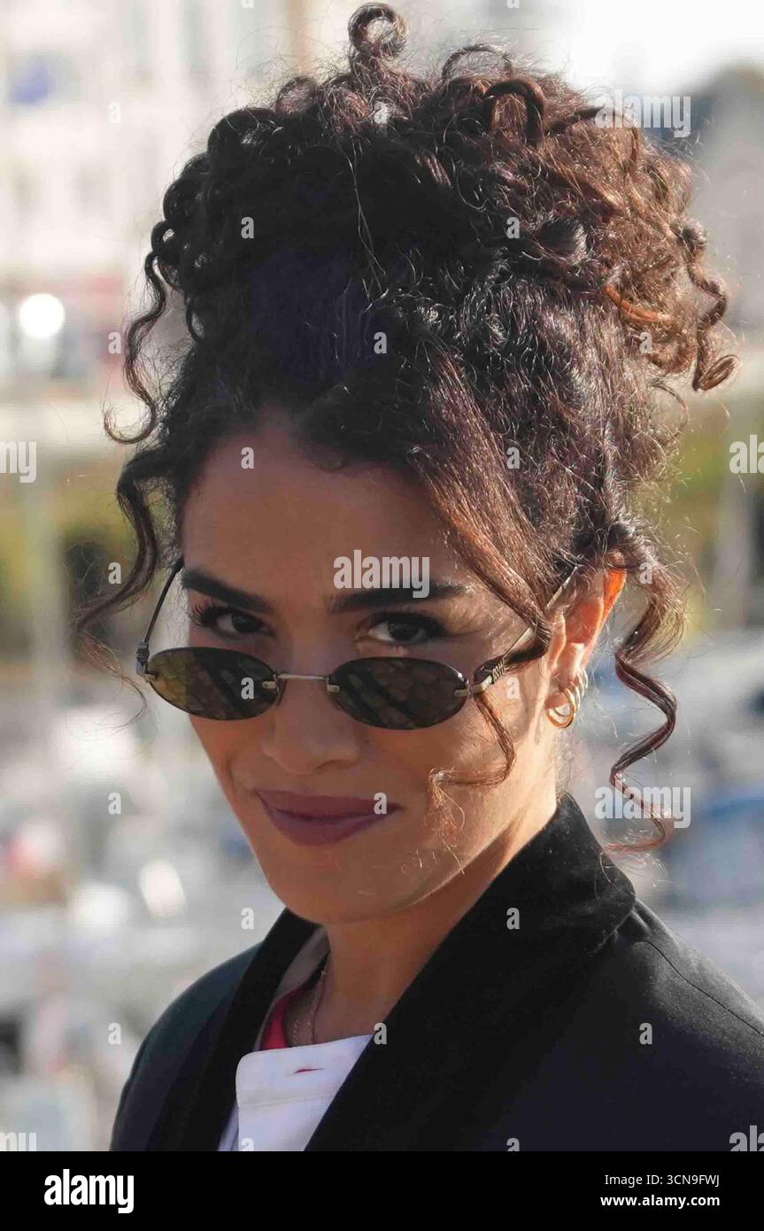 LA ROCHELLE, FRANCE - 19 SEPTEMBRE : Sabrina Ouazani assiste à l'appel photo 'Extra lucide' lors du 27e Festival de fiction de la Rochelle le 19 septembre 2025 à la Rochelle, France. Laurent Lairys / PSNEWZ Banque D'Images