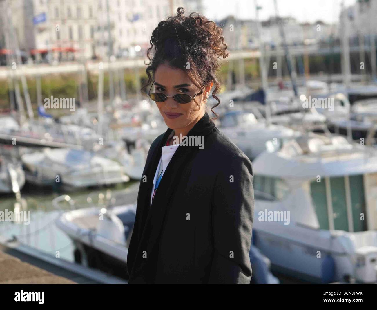 LA ROCHELLE, FRANCE - 19 SEPTEMBRE : Sabrina Ouazani assiste à l'appel photo 'Extra lucide' lors du 27e Festival de fiction de la Rochelle le 19 septembre 2025 à la Rochelle, France. Laurent Lairys / PSNEWZ Banque D'Images