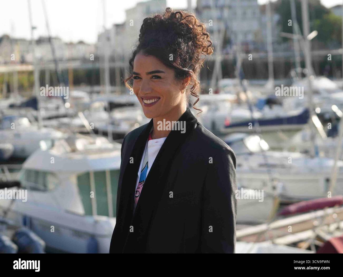 LA ROCHELLE, FRANCE - 19 SEPTEMBRE : Sabrina Ouazani assiste à l'appel photo 'Extra lucide' lors du 27e Festival de fiction de la Rochelle le 19 septembre 2025 à la Rochelle, France. Laurent Lairys / PSNEWZ Banque D'Images