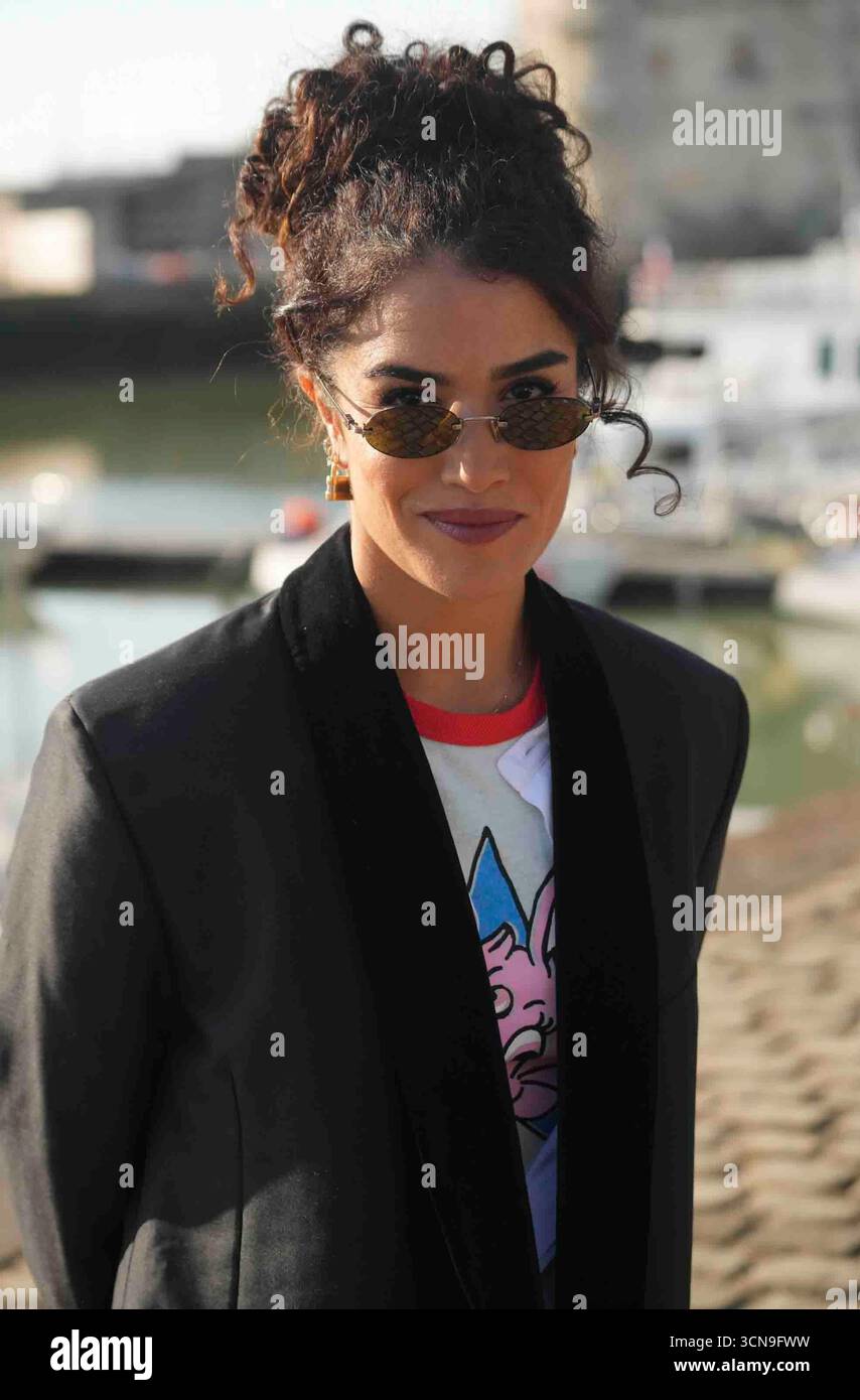 LA ROCHELLE, FRANCE - 19 SEPTEMBRE : Sabrina Ouazani assiste à l'appel photo 'Extra lucide' lors du 27e Festival de fiction de la Rochelle le 19 septembre 2025 à la Rochelle, France. Laurent Lairys / PSNEWZ Banque D'Images