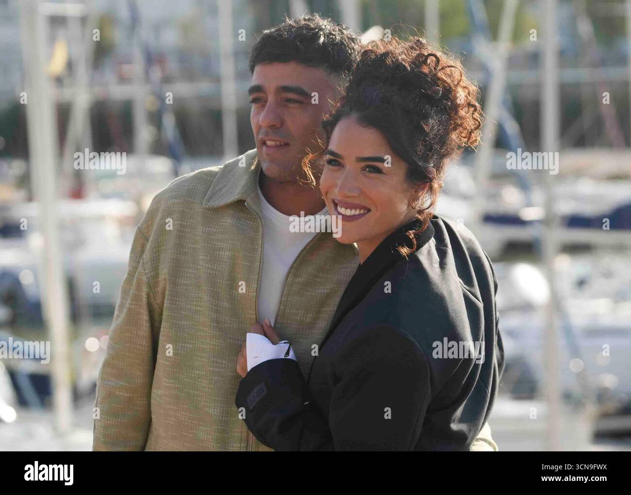 LA ROCHELLE, FRANCE - 19 SEPTEMBRE : Bellamine Abdelmalek et Sabrina Ouazani assistent à l'appel photo 'Extra lucide' lors du 27e Festival de fiction de la Rochelle le 19 septembre 2025 à la Rochelle, France. Laurent Lairys / PSNEWZ Banque D'Images