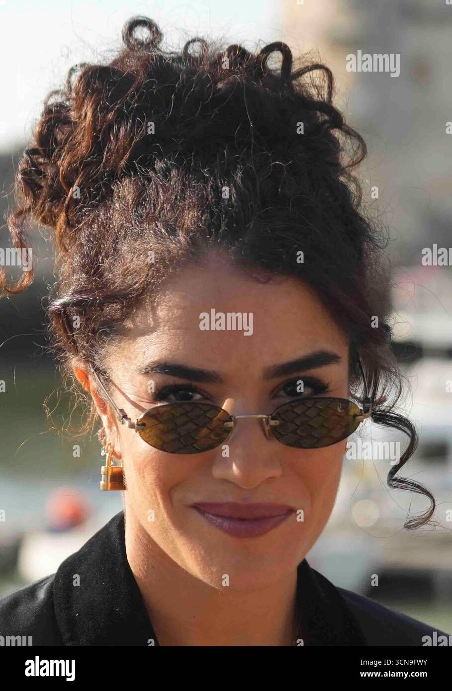 LA ROCHELLE, FRANCE - 19 SEPTEMBRE : Sabrina Ouazani assiste à l'appel photo 'Extra lucide' lors du 27e Festival de fiction de la Rochelle le 19 septembre 2025 à la Rochelle, France. Laurent Lairys / PSNEWZ Banque D'Images