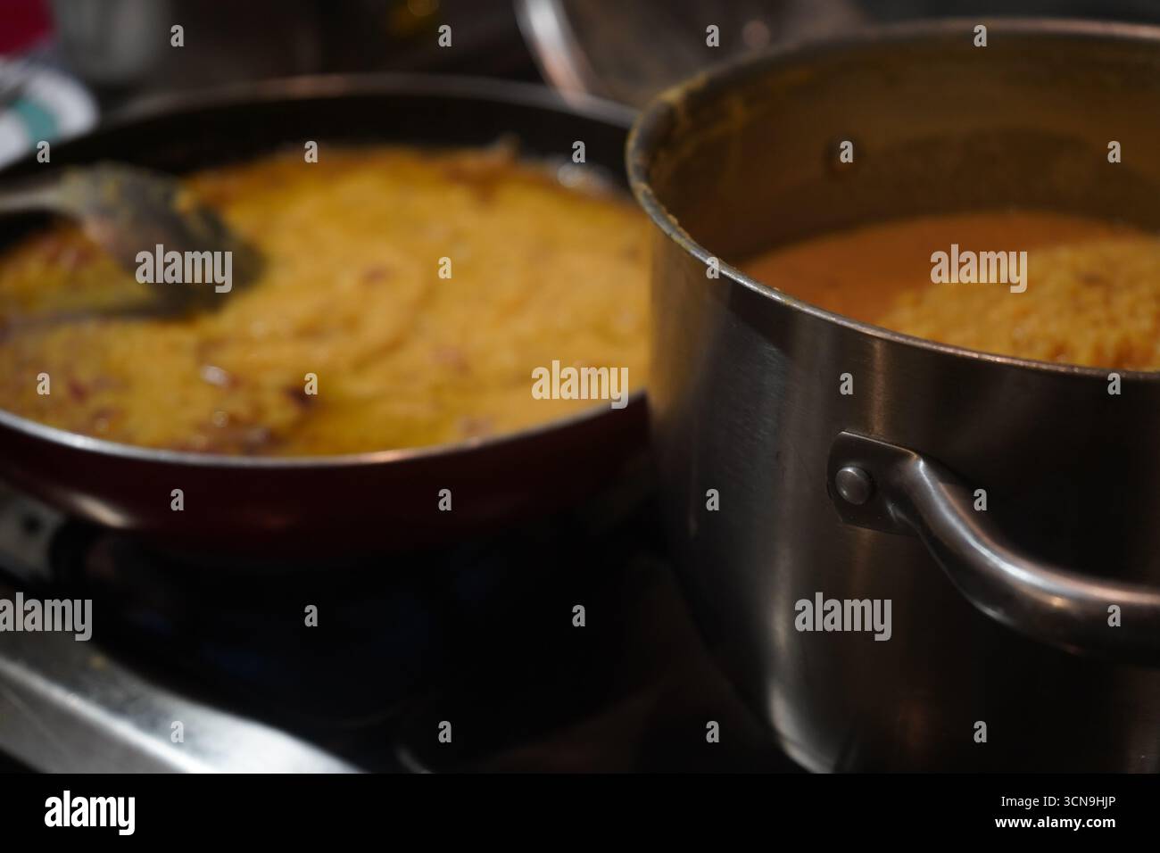 Un gros plan d'une poêle et d'une casserole remplie de fava grecque traditionnelle, un délicieux plat à base de pois cassés. Banque D'Images