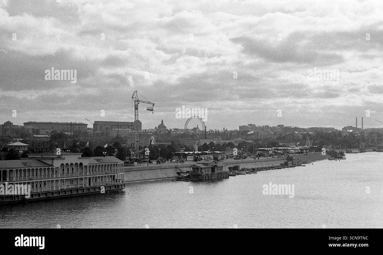 Moscou, URSS, - 10 septembre 1959 : Voir le parc Gorki et la rivière Moskva pendant l'exposition industrielle polonaise Banque D'Images