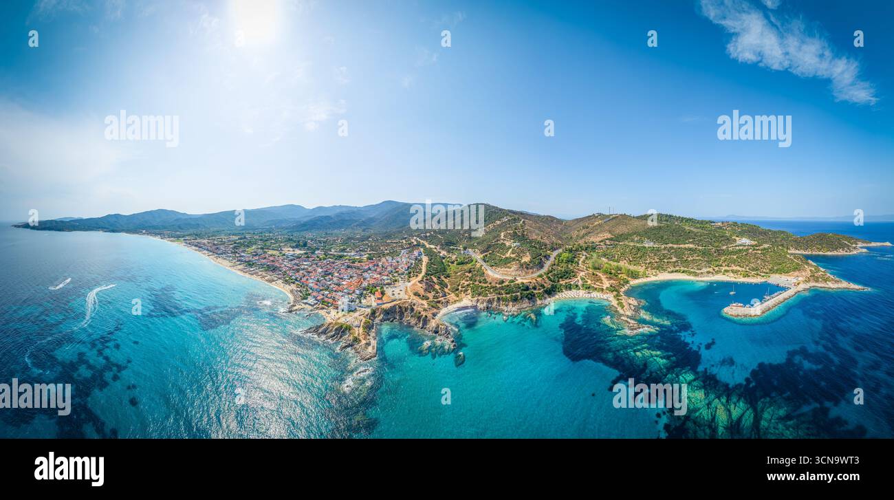 Vue aérienne du village de Sarti, Sithonia, Halkidiki, Grèce. Banque D'Images