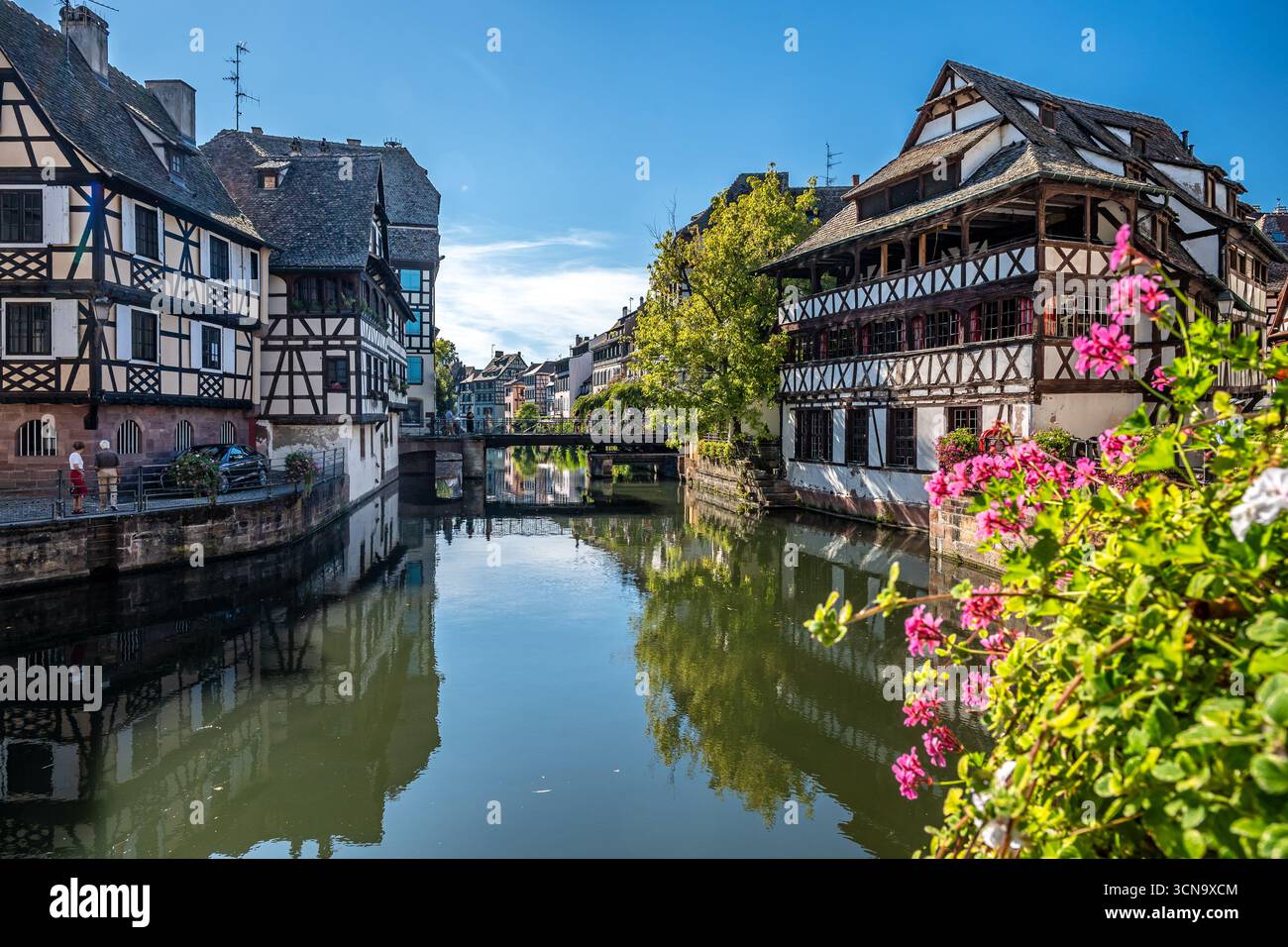 Belles maisons traditionnelles à colombages au bord de la rivière dans la vieille ville de Strasbourg en France Banque D'Images