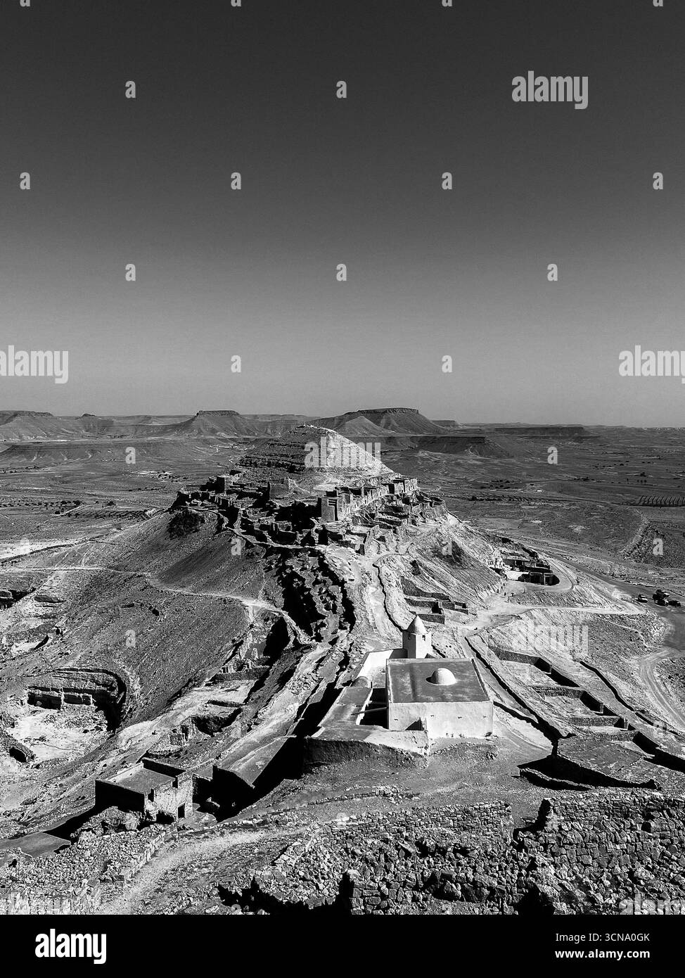 Découverte du village troglodyte de Qirmisah à Tataouine, Tunisie, présentant une architecture unique et un paysage désertique Banque D'Images