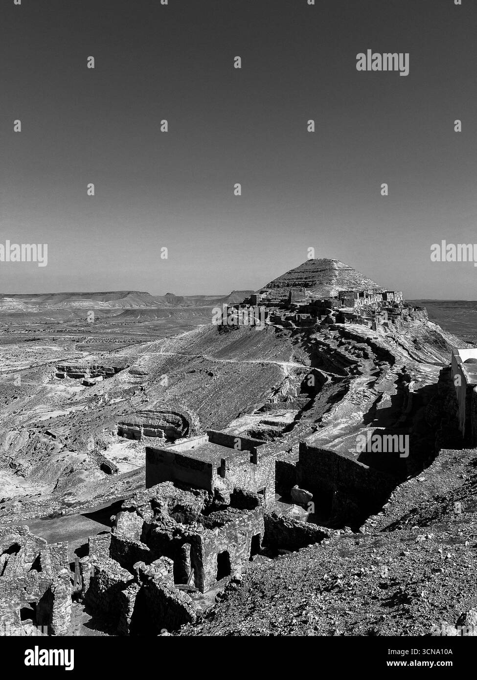 Découverte du village troglodyte de Qirmisah à Tataouine, Tunisie, présentant une architecture unique et un paysage désertique Banque D'Images
