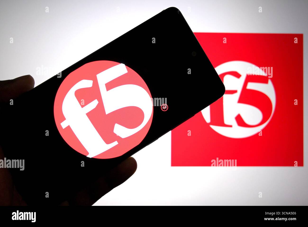 Inde. 19 septembre 2025. Dans cette illustration photo, un logo F5 Inc(NASDAQ : FFIV) est affiché sur un smartphone et en arrière-plan. Crédit : SOPA images Limited/Alamy Live News Banque D'Images