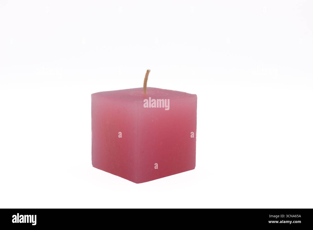 Bougie parfumée rose sur fond blanc Banque D'Images