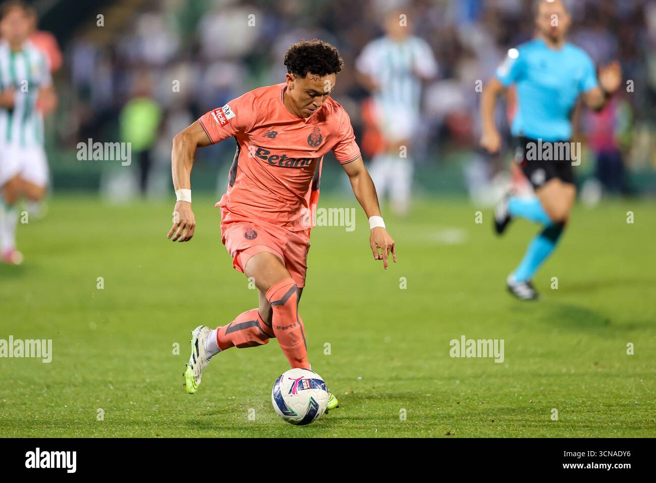 Photo de gauche à droite, Pepê (FC Porto), lors de la Liga Portugal 25/26, match entre Rio Ave FC vs FC Porto à Estadio dos Arcos, Vila do Conde, Portugal. 19 septembre 2025. Crédit : Victor Sousa/Alamy Live News Banque D'Images