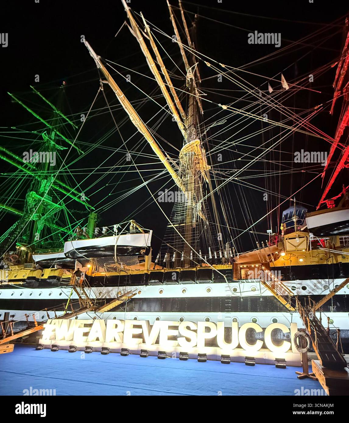 Vue nocturne de l'Amerigo Vespucci, un majestueux voilier de la marine italienne, réputé comme l'un des plus beaux voiliers du monde, Venise - Image de stock capturée avec un smartphone