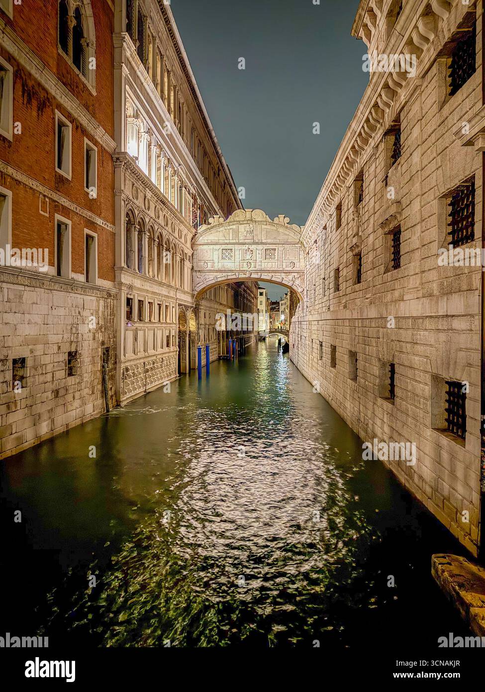 Vue de nuit sur le pont des sites, célèbre pont reliant la Nouvelle prison (à droite) aux salles d'interrogatoire du Palais des Doges, Venise, Vénétie, Italie - Image de stock capturée avec un smartphone