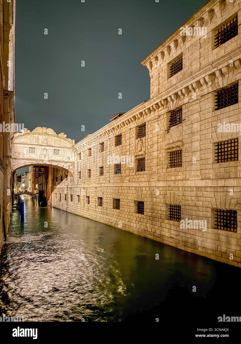 Vue de nuit sur le pont des sites, célèbre pont reliant la Nouvelle prison (à droite) aux salles d'interrogatoire du Palais des Doges, Venise, Vénétie, Italie - Image de stock capturée avec un smartphone