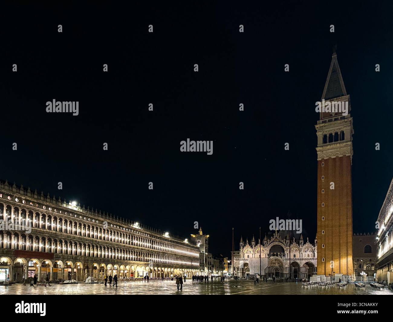 Vue nocturne de la place Saint-Marc avec (de gauche à droite) la Procuratie Vecchie, Basilique Saint-Marc, Campanile et Procuratie Nuove, Venise, Vénétie, Italie - Image de stock capturée avec un smartphone
