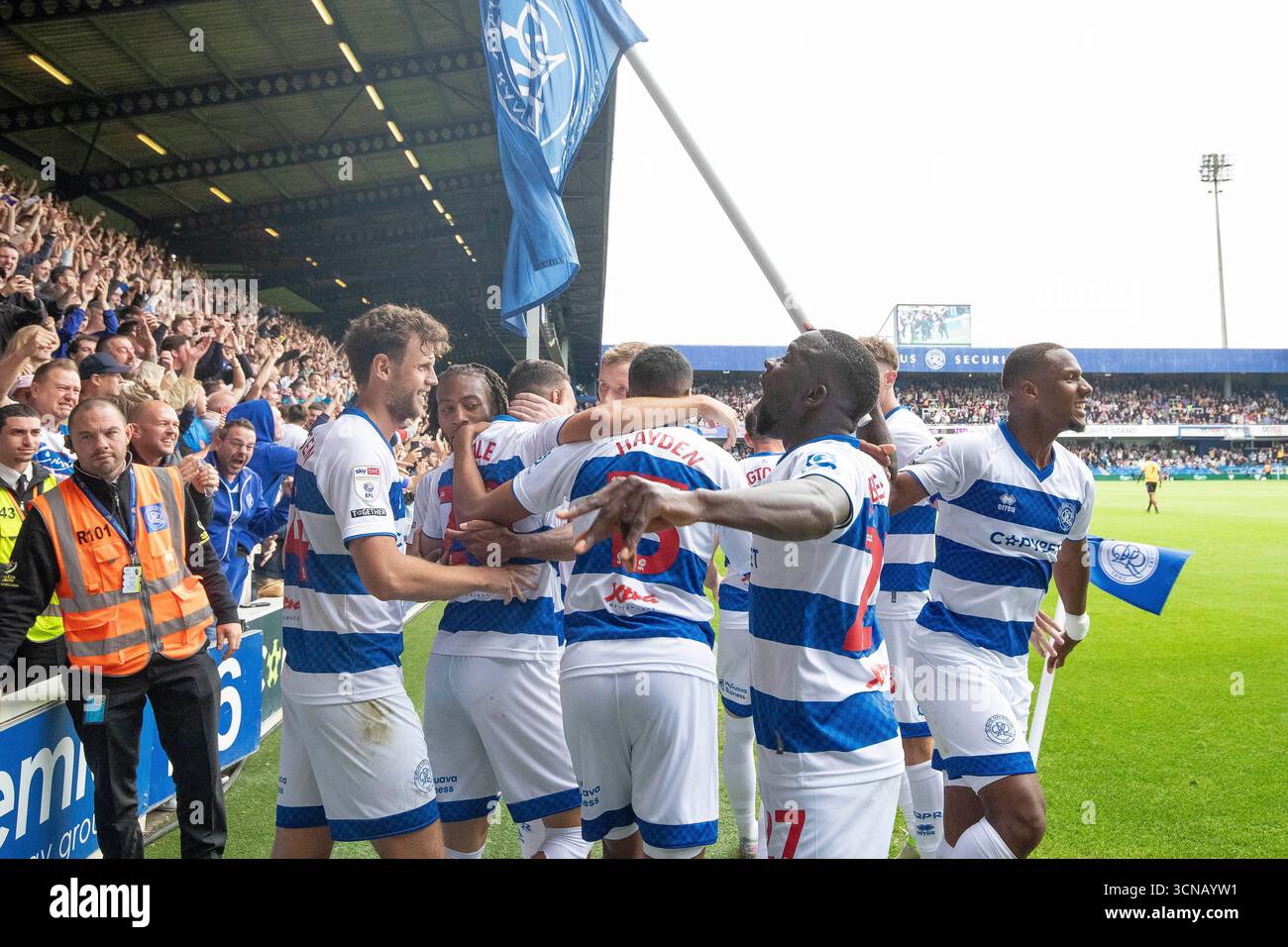Londres, Angleterre. 20 septembre 2025 ; stade Loftus Road, Shepherds Bush, West London, Angleterre; EFL Championship Football, Queens Park Rangers contre Stoke City ; le milieu de terrain des Queens Park Rangers Harvey Vale (20) marque un but et célèbre à la 75e minute, 1-0, l'attaquant des Queens Park Rangers Richard Kon&#xe9 ; (22) Waves a corner flag Credit : action plus Sports images/Alamy Live News Banque D'Images