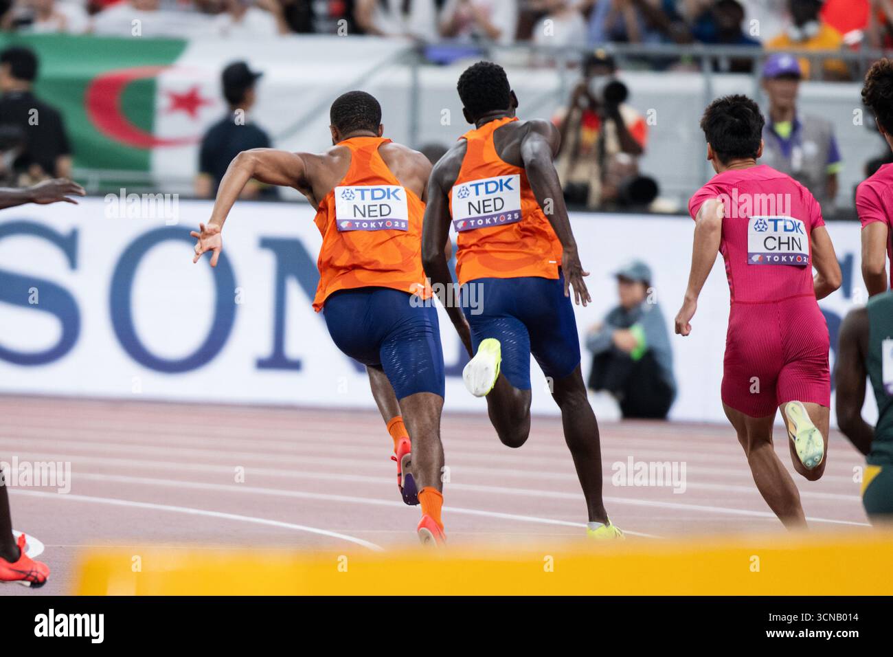 Taymir Burnet passe le relais à Xavi Mo-Ajok des pays-Bas lors de la qualification 4x100m masculine lors des Championnats du monde d'athlétisme Tokyo 2025 du jour 8 au stade national du Japon le 20 septembre 2025 à Tokyo, Japon. (Crédit : Andy Astfalck/MTB-photo/Alamy Live News) Banque D'Images