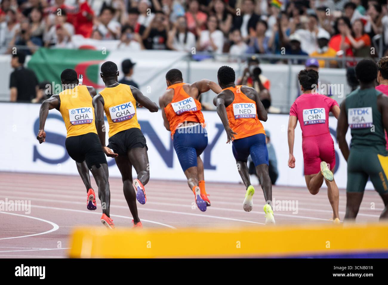 Taymir Burnet passe le relais à Xavi Mo-Ajok des pays-Bas lors de la qualification 4x100m masculine lors des Championnats du monde d'athlétisme Tokyo 2025 du jour 8 au stade national du Japon le 20 septembre 2025 à Tokyo, Japon. (Crédit : Andy Astfalck/MTB-photo/Alamy Live News) Banque D'Images
