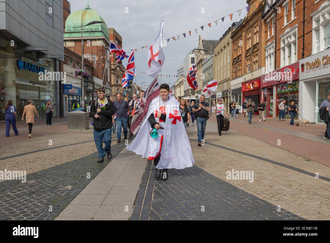 Southend on Sea, Royaume-Uni. 20 septembre 2025. Une marche de l'unité et une manifestation organisées par Francess Kray, candidate de Southend UKIP. La marche est destinée à montrer l'unité dans la ville de Southend, avec tous les gens invités à apporter leurs propres drapeaux nationaux tant qu'ils se considèrent et s'identifient comme britanniques. Penelope Barritt/Alamy Live News Banque D'Images