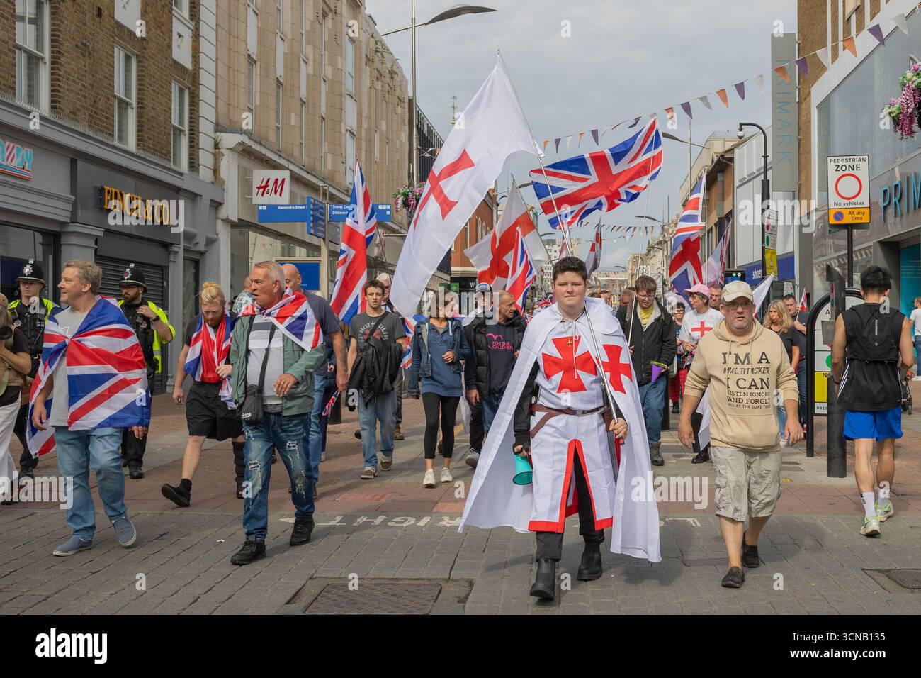 Southend on Sea, Royaume-Uni. 20 septembre 2025. Une marche de l'unité et une manifestation organisées par Francess Kray, candidate de Southend UKIP. La marche est destinée à montrer l'unité dans la ville de Southend, avec tous les gens invités à apporter leurs propres drapeaux nationaux tant qu'ils se considèrent et s'identifient comme britanniques. Penelope Barritt/Alamy Live News Banque D'Images