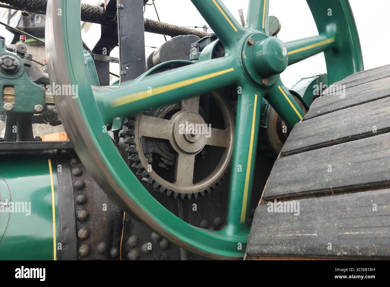 Volant et engrenage sur une vieille machine à vapeur Banque D'Images