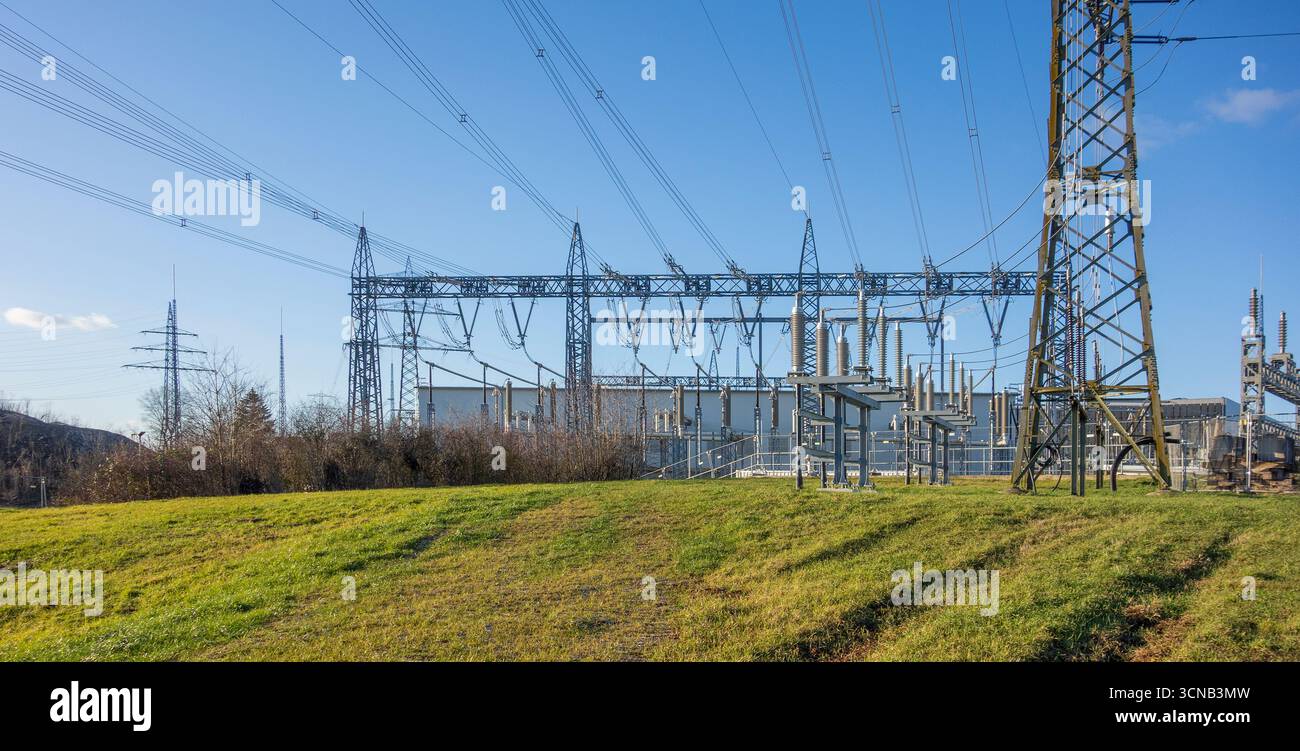 Décor de soirée autour de la sous-station électrique à Kupferzell, un village du sud de l'Allemagne Banque D'Images