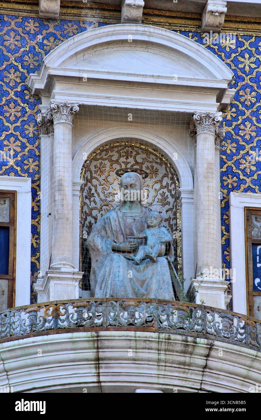 Façade de la tour de l'horloge de St Marc à Venise, Italie Banque D'Images