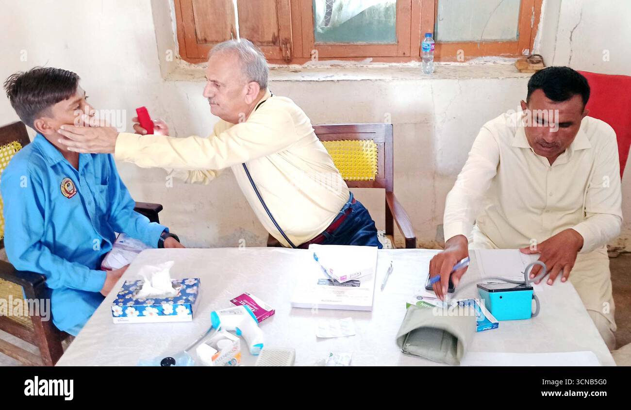 Les patients sont examinés par des médecins lors du camp médical gratuit d'une journée organisé par Omni Group of Companies, qui se tient dans la zone de Sugar Mills à Naundero le samedi 20 septembre 2025. Banque D'Images