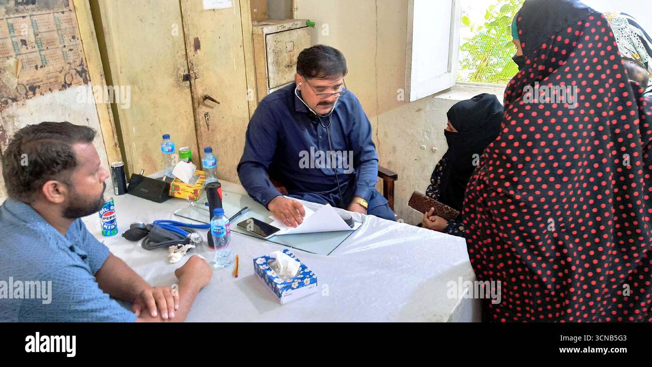 Les patients sont examinés par des médecins lors du camp médical gratuit d'une journée organisé par Omni Group of Companies, qui se tient dans la zone de Sugar Mills à Naundero le samedi 20 septembre 2025. Banque D'Images