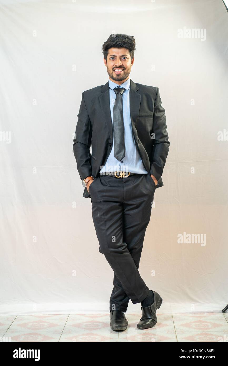 Un jeune homme en costume d'affaires posant professionnellement. Banque D'Images