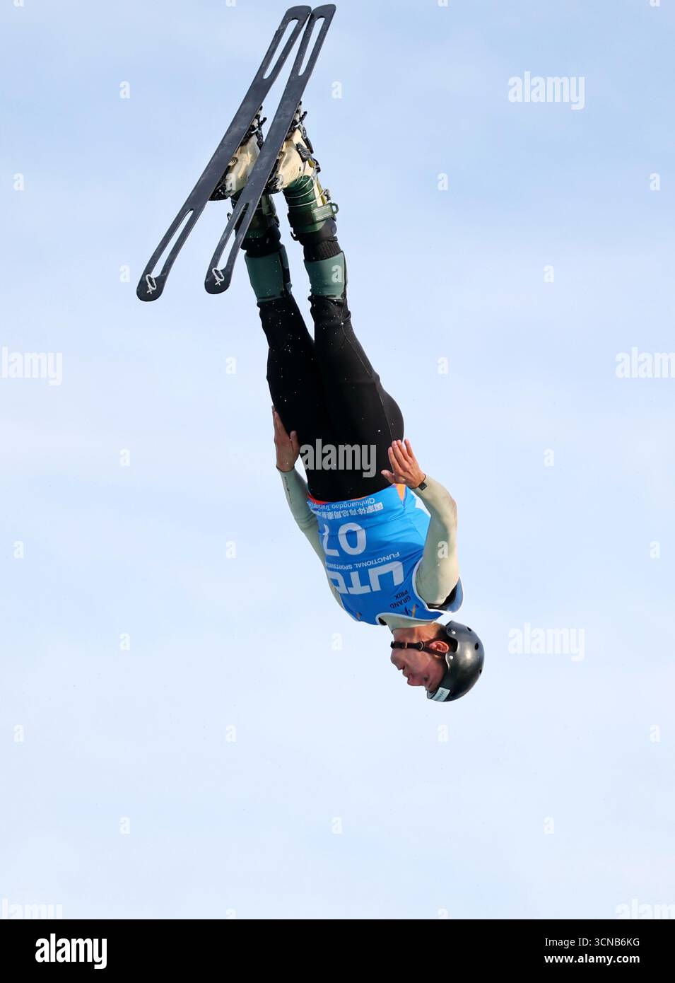 Qinhuangdao, province chinoise du Hebei. 20 septembre 2025. Pirmin Werner de Suisse participe à l'épreuve aérienne masculine au Grand Prix aérien Freestyle FIS à Qinhuangdao, dans la province du Hebei au nord de la Chine, le 20 septembre 2025. Crédit : Yang Shiyao/Xinhua/Alamy Live News Banque D'Images