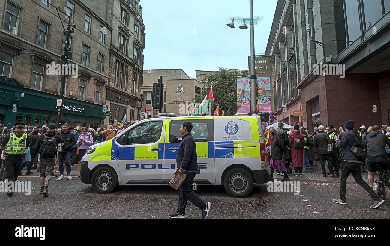 Glasgow, Écosse, Royaume-Uni. 20 septembre 2025. Le podcasteur John Watt à l’extrême droite “rassemblement de l’unité” a vu une manifestation anti facistcounter sur les marches du buchann, la rue buchanan a vu la zone bondée et séparée par beaucoup de policiers dans le centre-ville. .Credit Gerard Ferry /Alamy Live News Banque D'Images