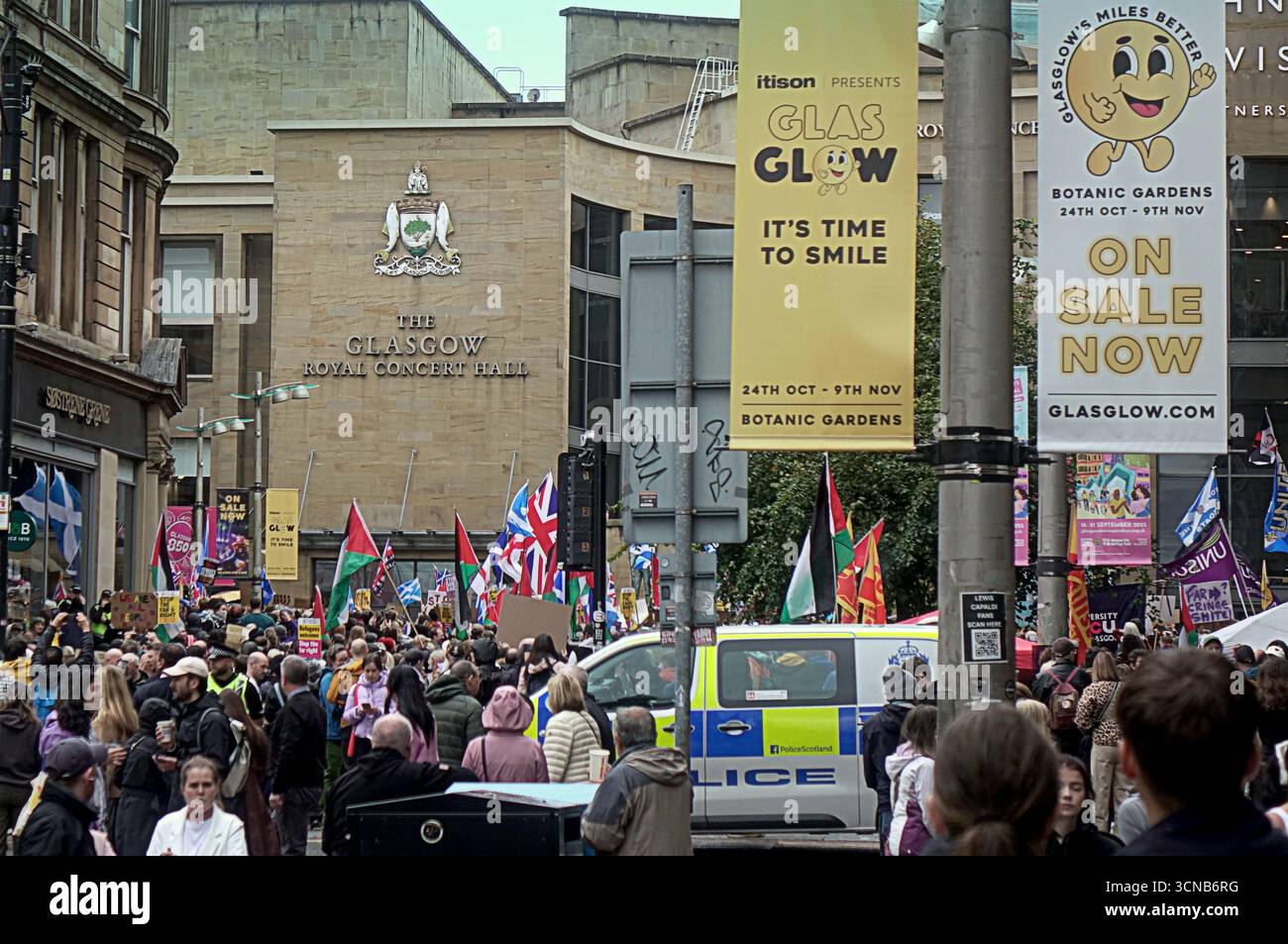 Glasgow, Écosse, Royaume-Uni. 20 septembre 2025. Le podcasteur John Watt à l’extrême droite “rassemblement de l’unité” a vu une manifestation anti facistcounter sur les marches du buchann, la rue buchanan a vu la zone bondée et séparée par beaucoup de policiers dans le centre-ville. .Credit Gerard Ferry /Alamy Live News Banque D'Images