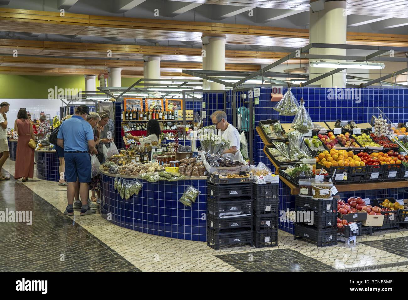 Le marché central, halle de marché, Mercado Municipal de Lagos, sur trois étages, offrant toutes sortes de nourriture, fruits et légumes, de Lagos, à l'ouest Banque D'Images
