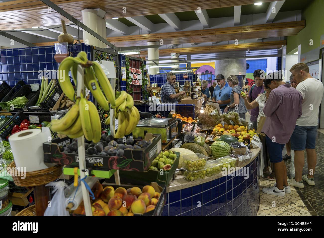 Le marché central, halle de marché, Mercado Municipal de Lagos, sur trois étages, offrant toutes sortes de nourriture, fruits et légumes, de Lagos, à l'ouest Banque D'Images