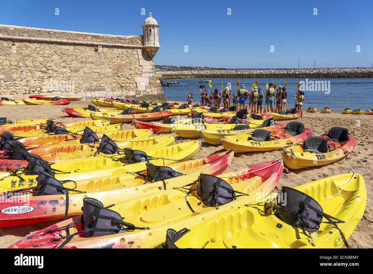 Excursions en kayak à la côte rocheuse de Ponta da Piedade, visites de groupe en kayaks sur la mer au paysage côtier accidenté, instruction des participants Banque D'Images