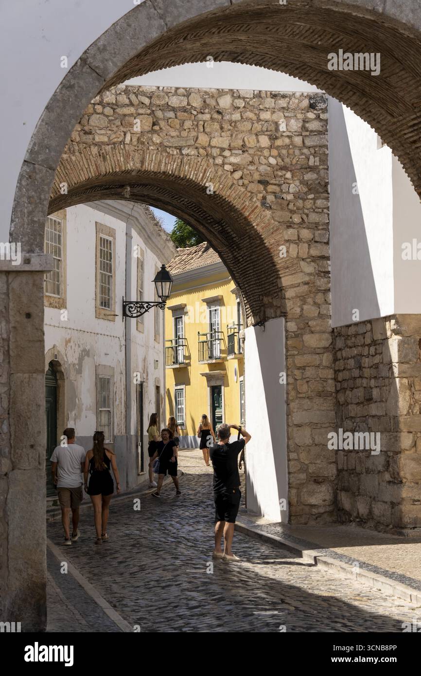 Faro, Old Town Lane, R. do Repouso, Arco do Repouso City Gate, Algarve, Portugal Banque D'Images