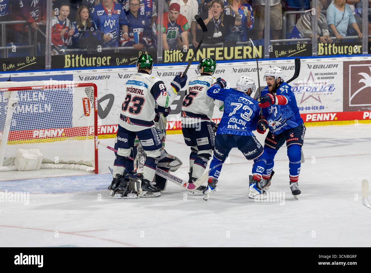 DEL, Deutsche Eishockey Liga saison 2025/26, 3. Spieltag : Adler Mannheim gegen Eisbären Berlin ***Bild : Zachary Solow trifft zum 1 :0 für die Adler Banque D'Images