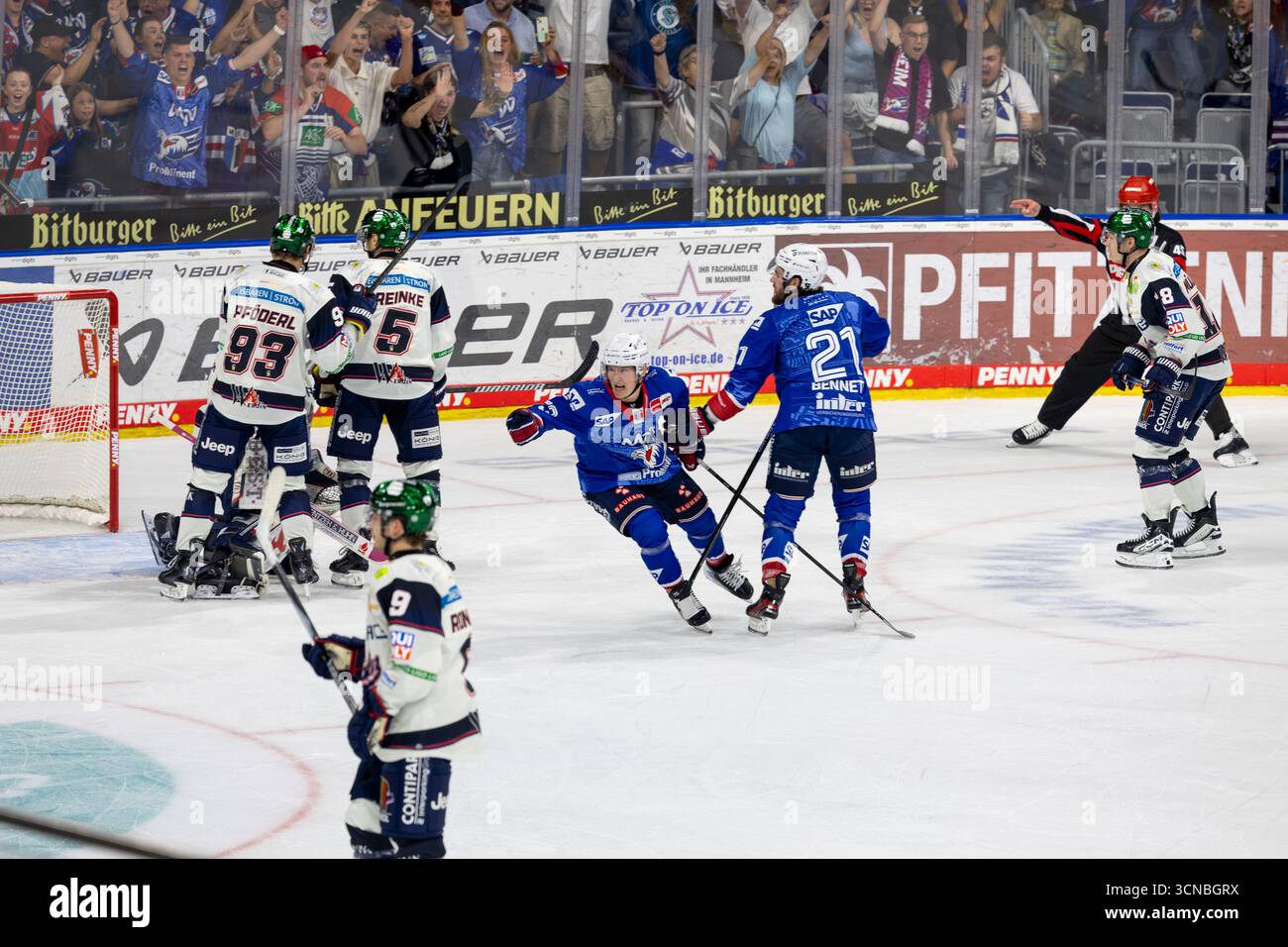 DEL, Deutsche Eishockey Liga saison 2025/26, 3. Spieltag : Adler Mannheim gegen Eisbären Berlin ***Bild : Zachary Solow trifft zum 1 :0 für die Adler Banque D'Images
